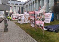 ALBO USUNĄ, ALBO ZASŁONIĄ PŁACHTĄ. TAKIE LOSY MOGĄ SPOTKAĆ PROTESTUJĄCYCH PODCZAS PRZEMÓWIENIA TRUMPA