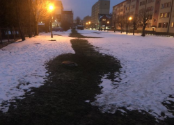 Zauważalne obszary topniejącego śniegu