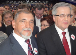 Rok temu życzył Jarosławowi Kaczyńskiemu, aby został wysadzony z fotela. O co Szlagorowi chodzi teraz?